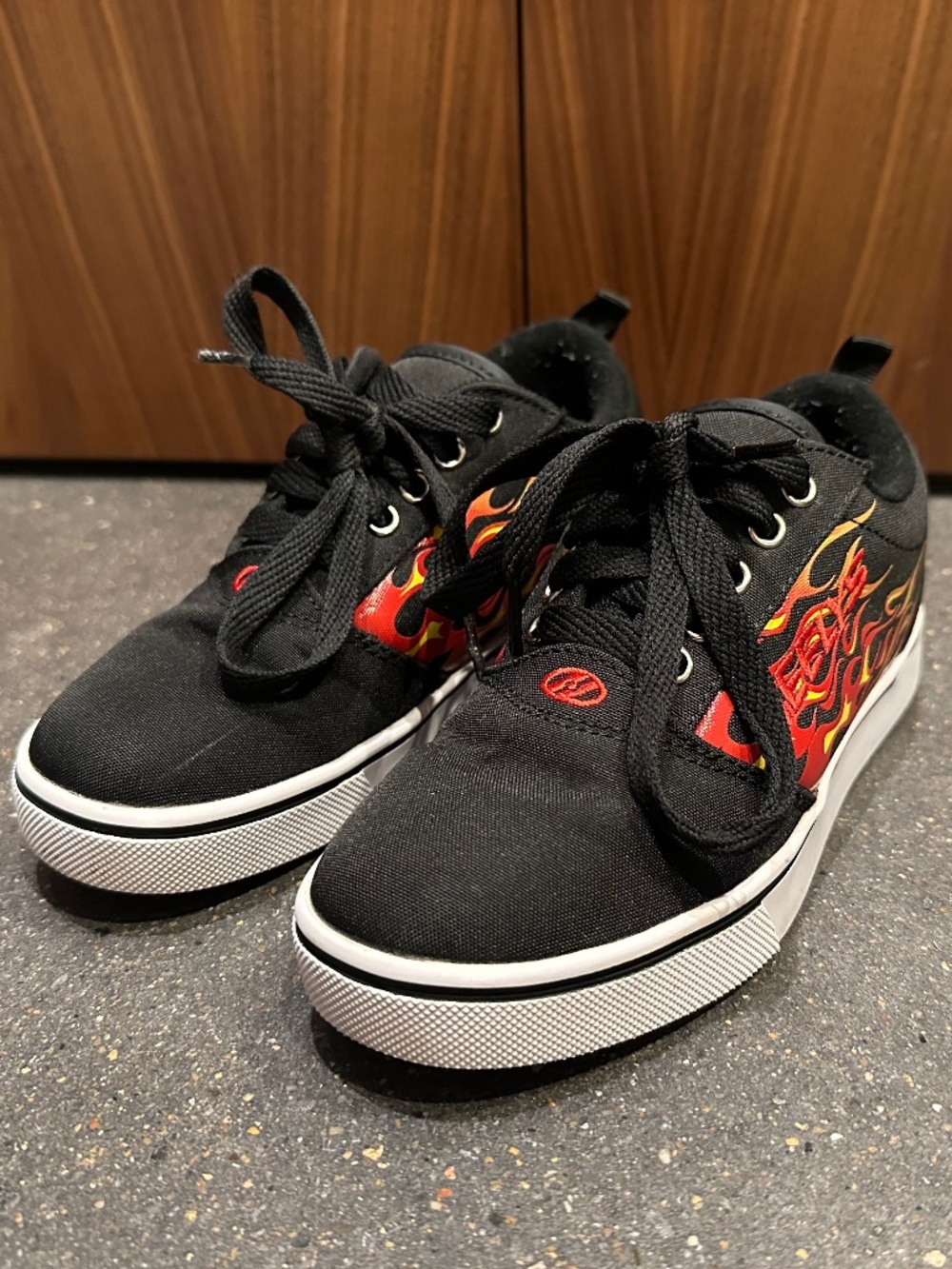 Heelys Pro 20 Prints - Black Red Flames - Youth size 2
